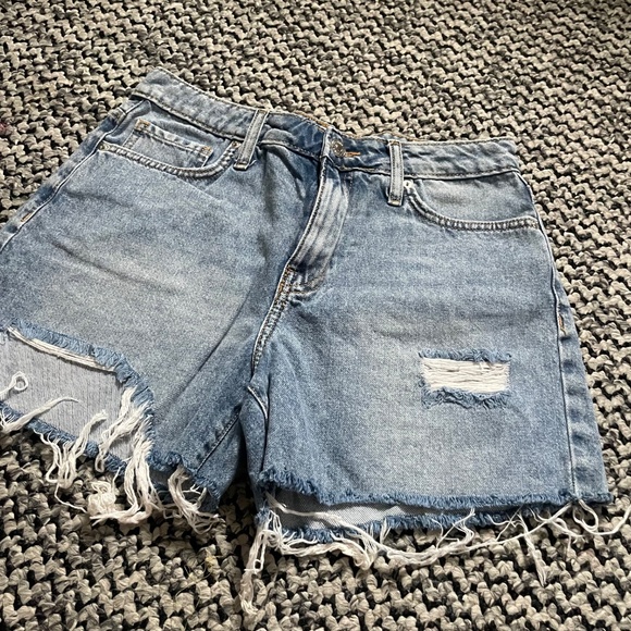 Forever 21 Premium Distressed Denim Shorts – Light Wash - Picture 6 of 6